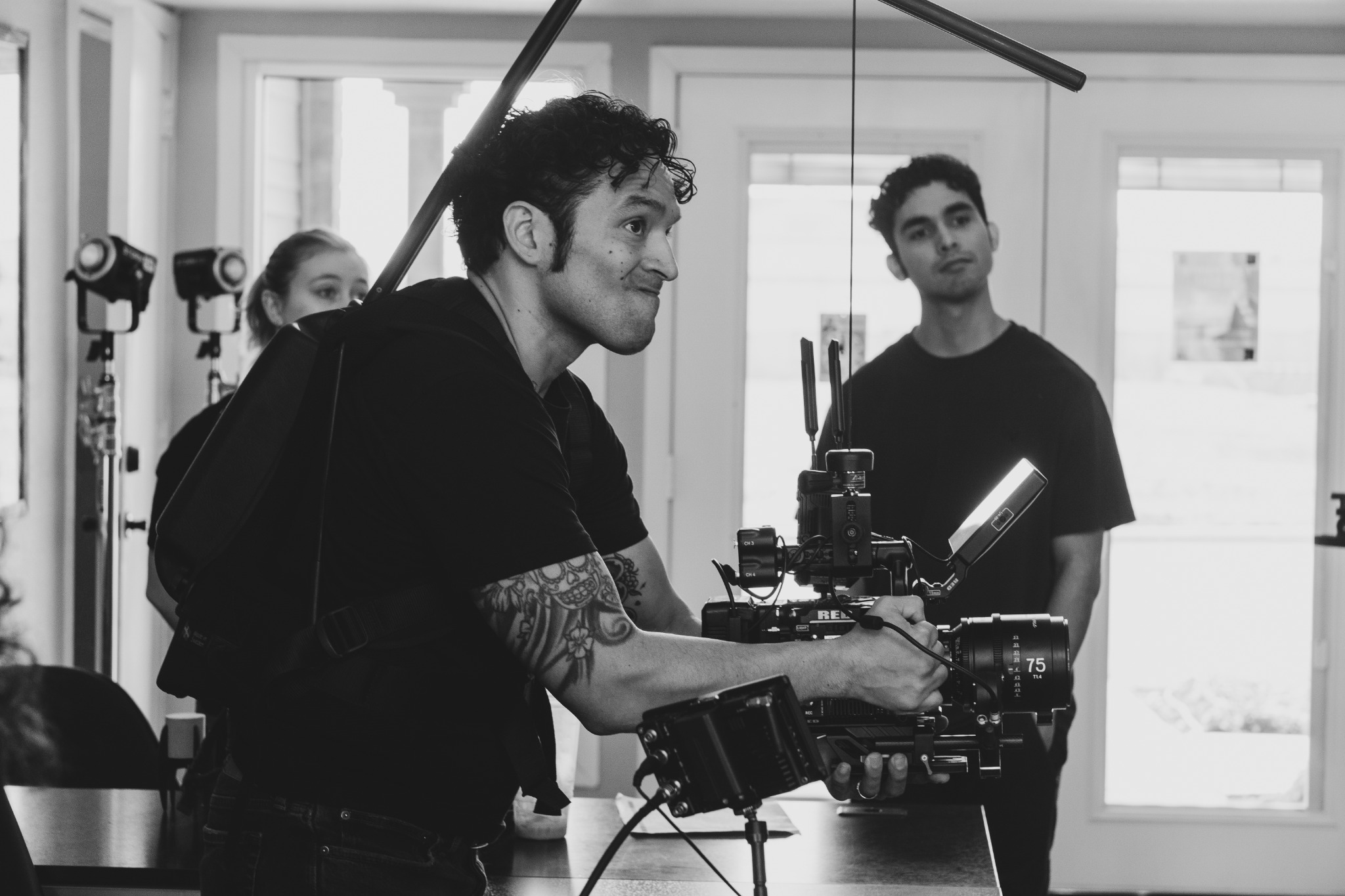 Eduardo Cardoso operating a cinema camera on set